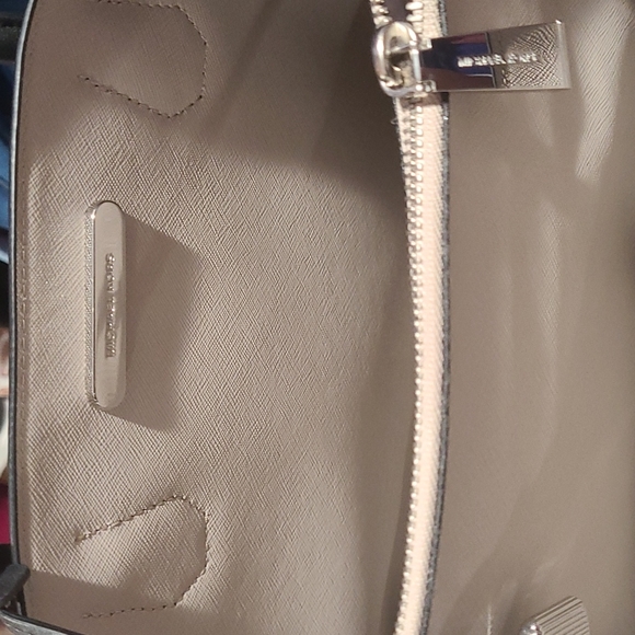 Micheal kors purse - Picture 9 of 10
